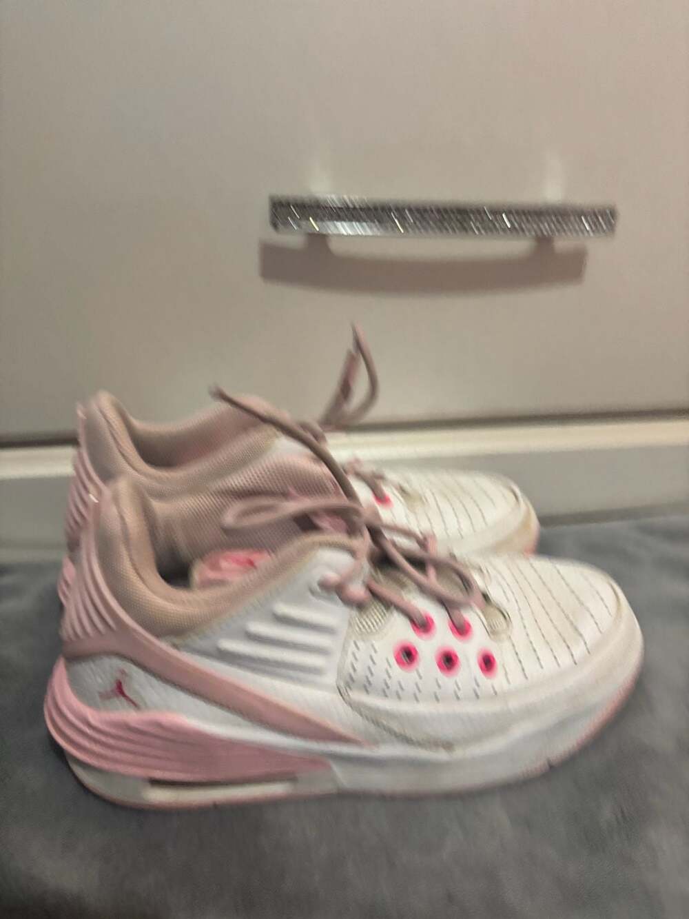 Jordan Max Aura 5 White Pink Basketball Shoes Sneakers 4.5Y